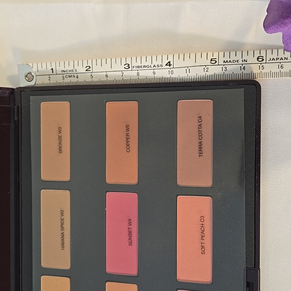 JAFRA Multi-Color BLUSH Palette - Picture 6 of 8